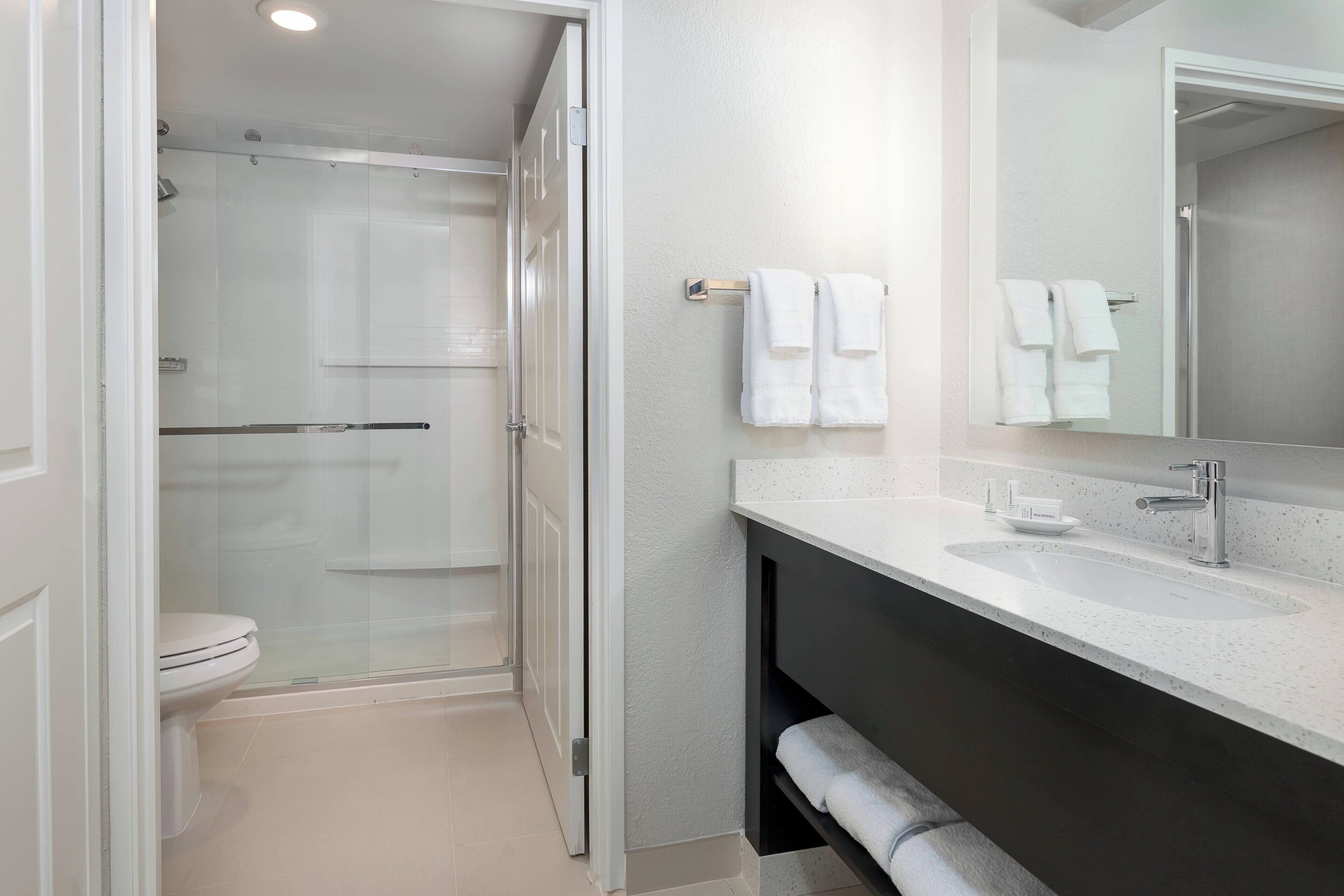 studio, 1 king bed with sofa bed | bathroom | combined shower/bathtub, free toiletries, hair dryer, towels