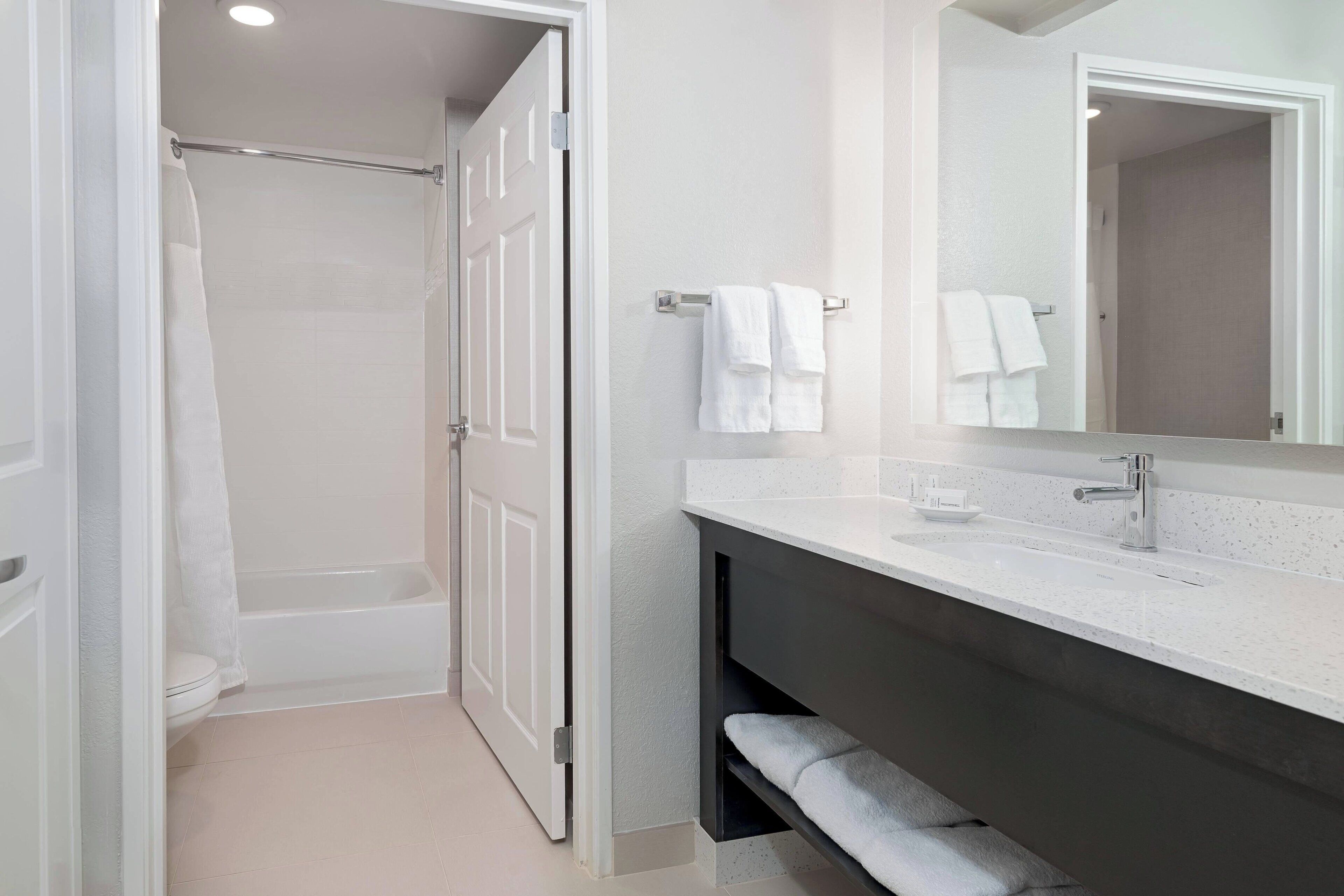suite, 1 bedroom | bathroom | combined shower/bathtub, free toiletries, hair dryer, towels