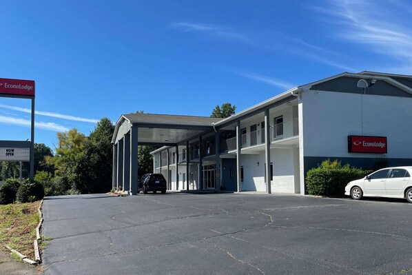 Guests can park their vehicles in the covered parking area of the EconoLodge.
