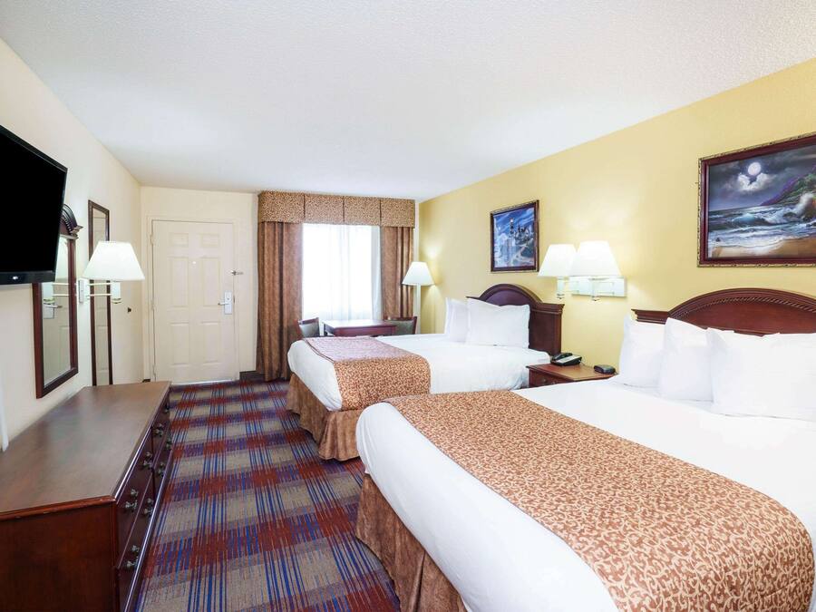 Habitación estándar, 2 camas Queen size, para fumadores | Escritorio, espacio para trabajar con laptop y cortinas blackout