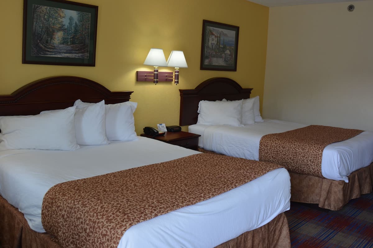 Skrivbord, arbetsyta för laptop och mörkläggningsgardiner