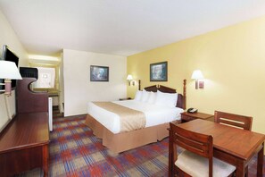 Habitación, 1 cama de matrimonio grande, no fumadores (Mobility Accessible) | Escritorio, espacio para trabajar con un portátil, cortinas opacas