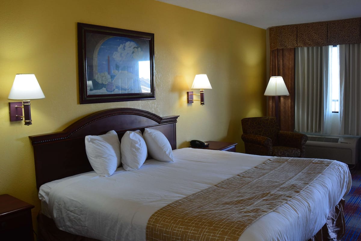 Skrivbord, arbetsyta för laptop och mörkläggningsgardiner