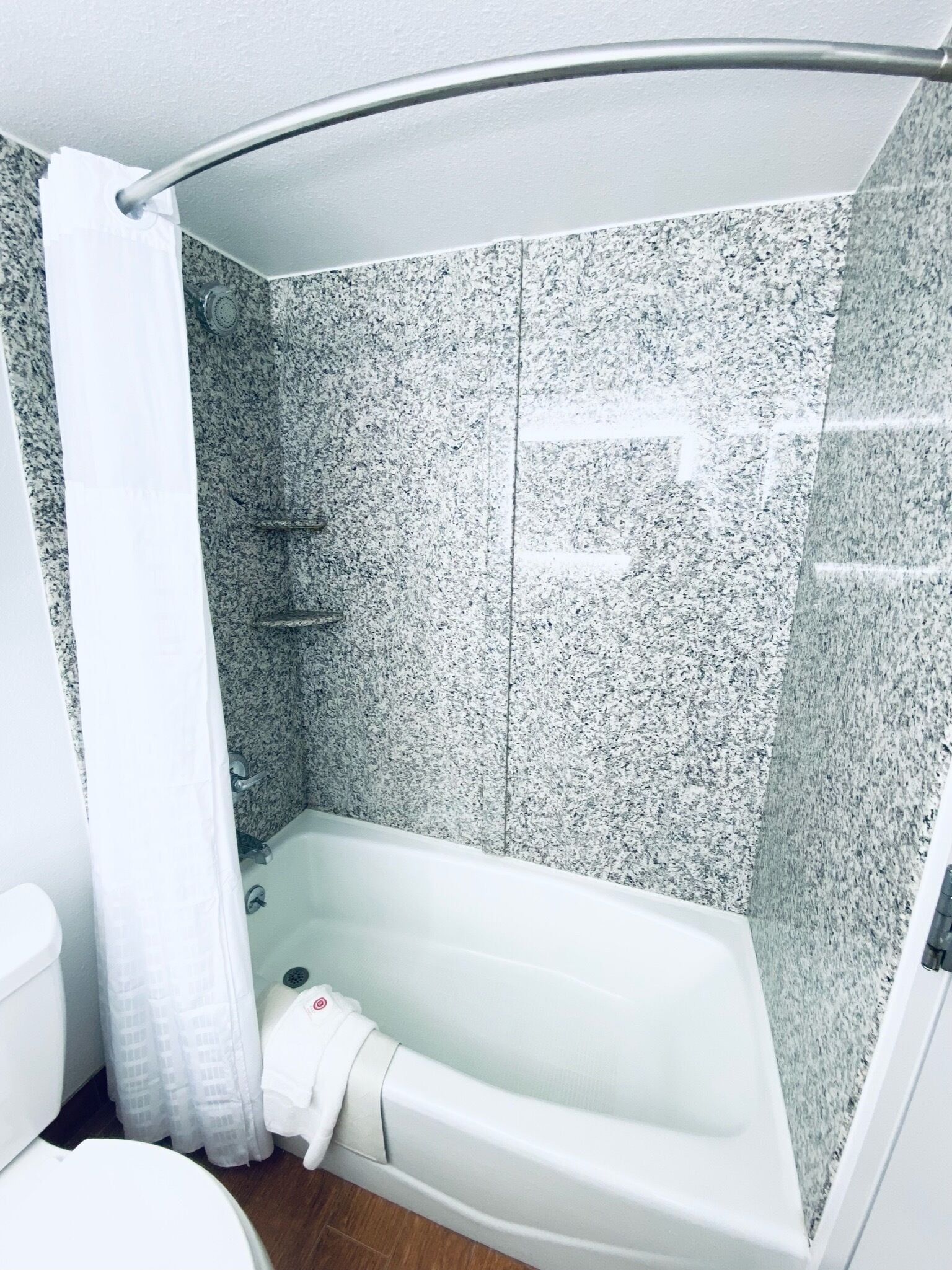 Une salle de bain avec une douche, des toilettes et une baignoire.