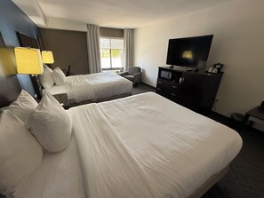 Habitación estándar, 2 camas Queen size, para no fumadores | Ropa de cama de alta calidad, escritorio y cortinas blackout 