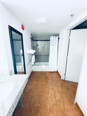 Room, 1 Queen Bed, Accessible, Non Smoking | Bathroom | Combined shower/tub, free toiletries, hair dryer, towels