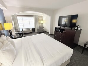 Standard Room, 1 King Bed, Non Smoking | Premium bedding, desk, blackout drapes, iron/ironing board