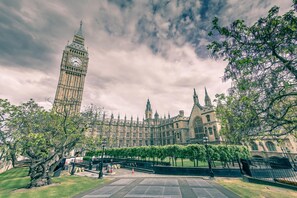 Stunning views of the iconic Big Ben clock tower, set against a picturesque backdrop of the Palace of Westminster.