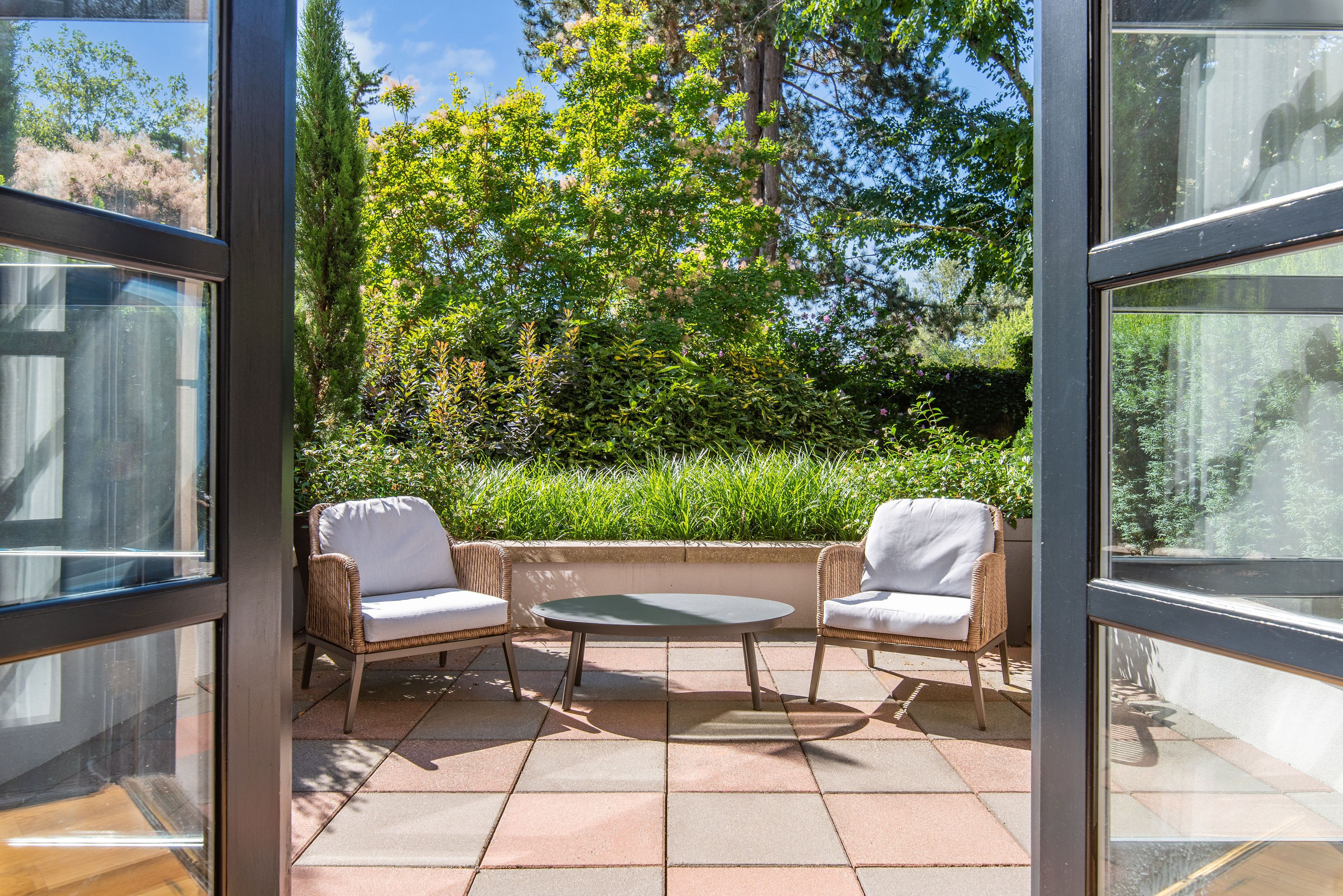 courtyard room (pet friendly) | terrace/patio