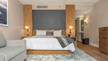 Premier Room, 1 King Bed | Egyptian cotton sheets, premium bedding, pillowtop beds, minibar