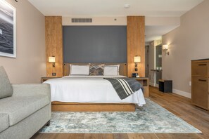 Premier Room, 1 King Bed | Egyptian cotton sheets, premium bedding, pillow-top beds, minibar