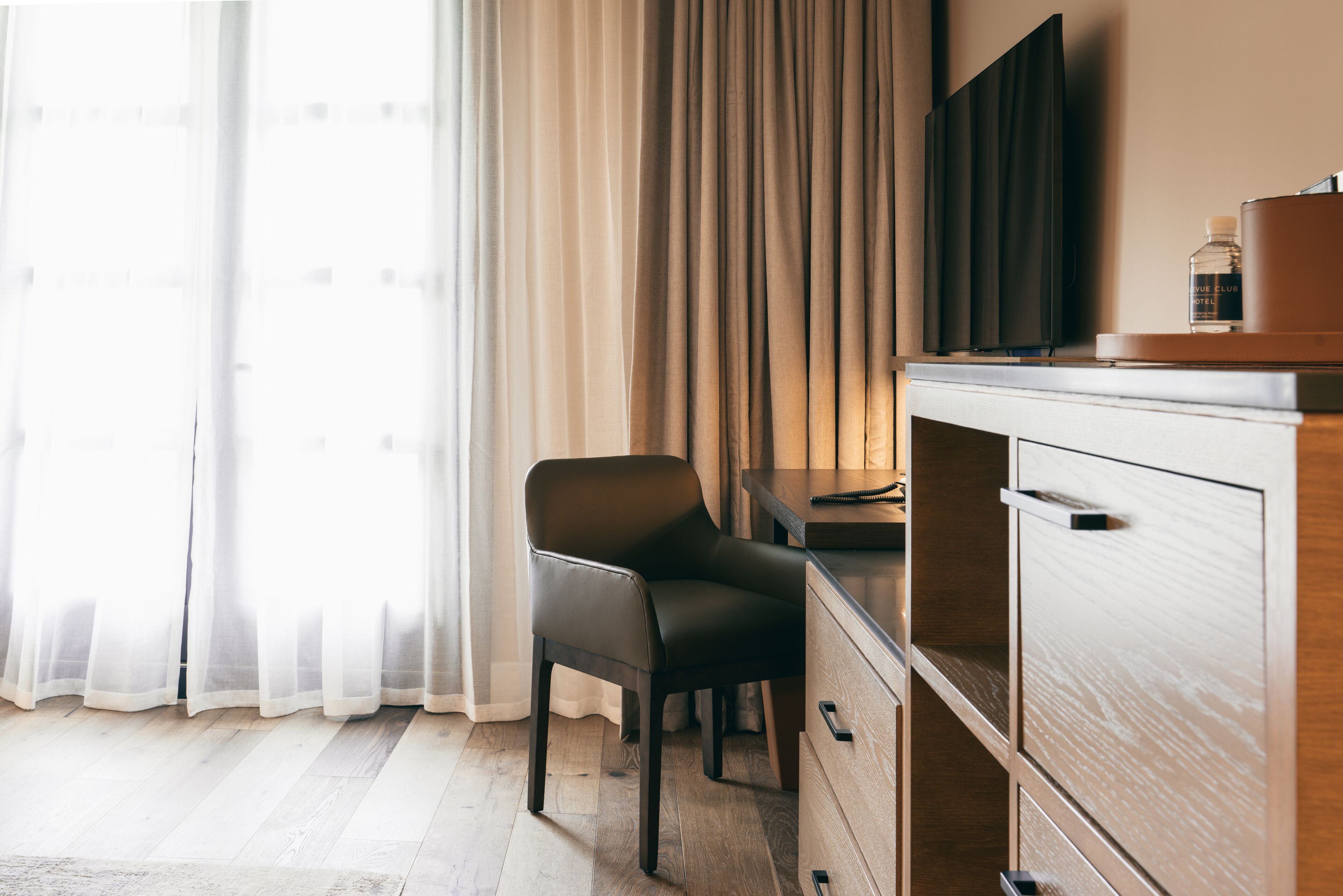 deluxe room, 1 king bed | egyptian cotton sheets, premium bedding, pillow-top beds, minibar