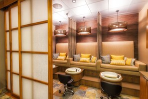 身體去角質、臉部療程、美甲與護足、按摩服務