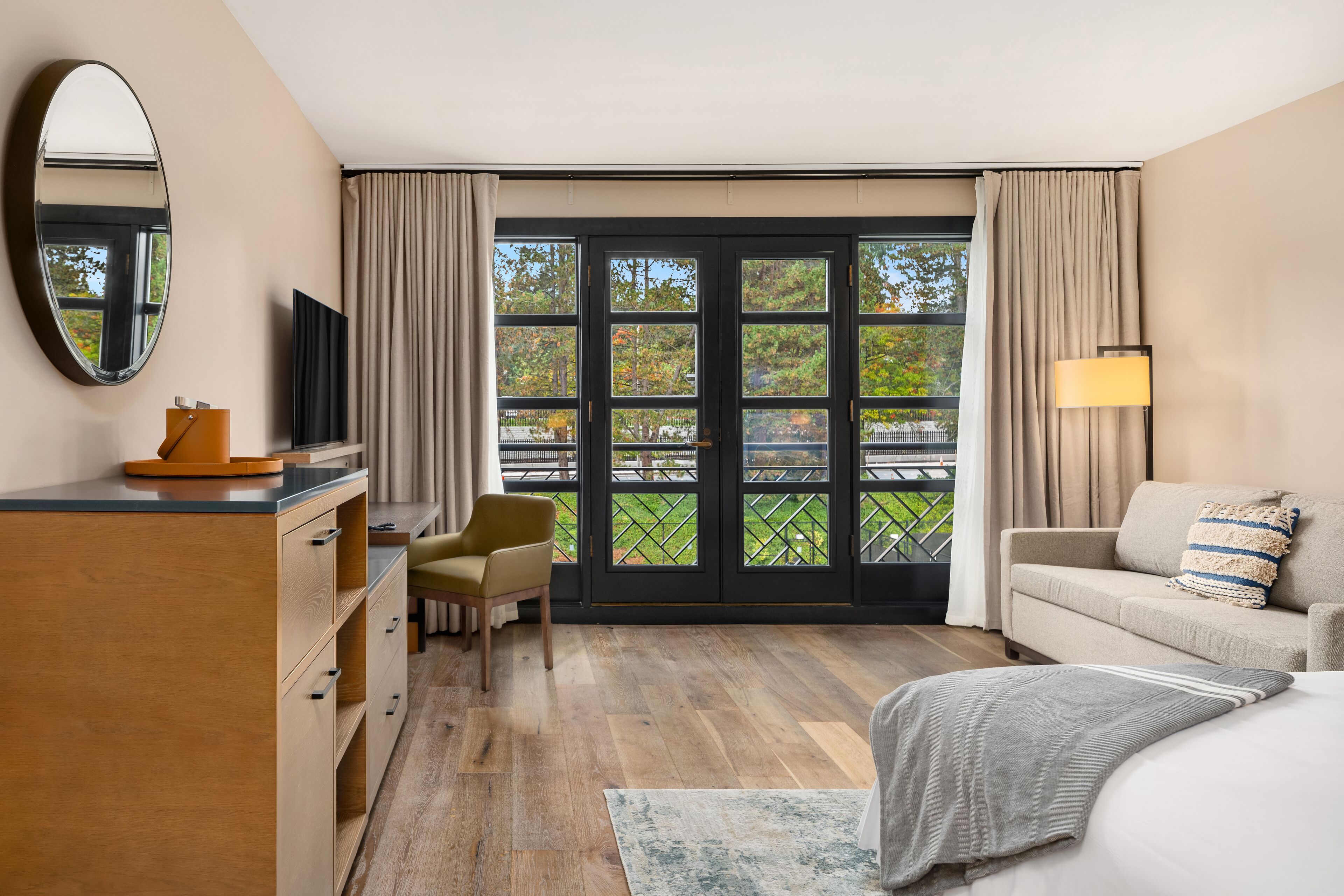 premier room, 1 king bed | egyptian cotton sheets, premium bedding, pillow-top beds, minibar