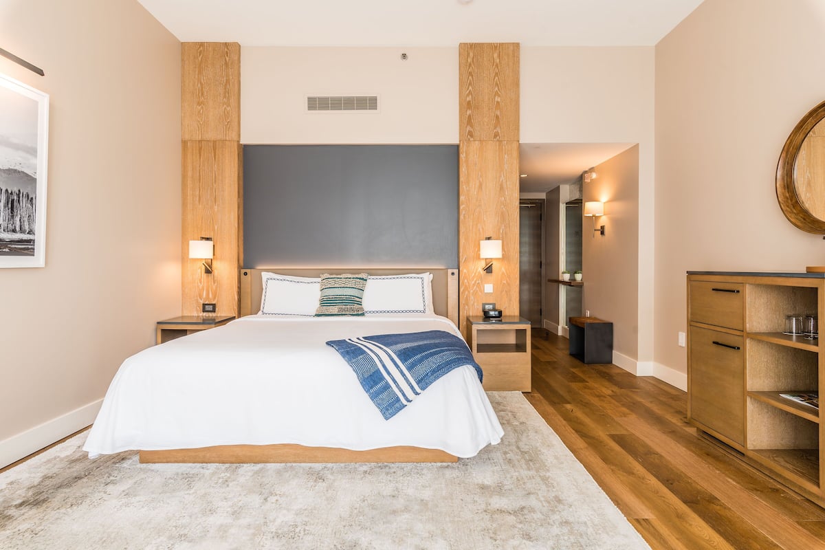 Egyptian cotton sheets, premium bedding, pillow-top beds, minibar