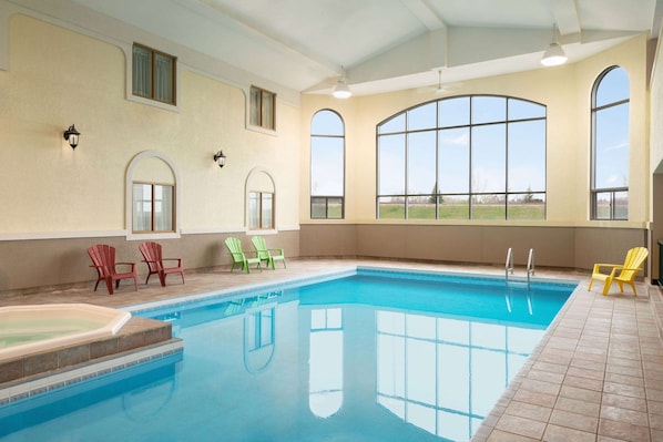 Indoor pool - Days Inn by Wyndham Swift Current (Swift Current)
