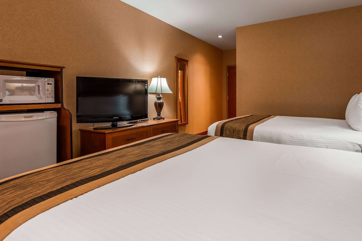 Escritorio, cortinas blackout y tabla de planchar con plancha
