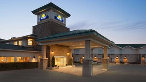 A Days Inn hotel with a central tower, multiple rooms, and a covered entrance area. - Days Inn by Wyndham Swift Current (Swift Current)