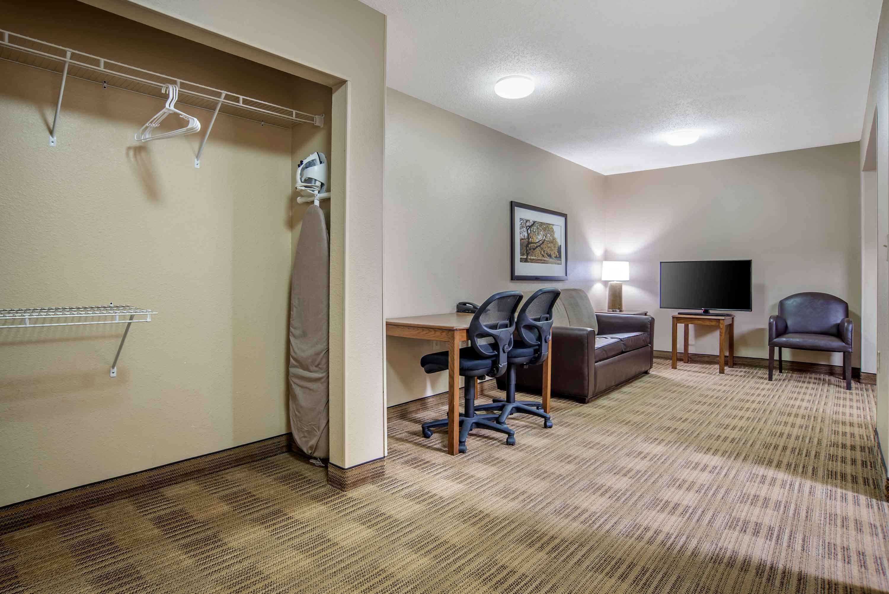 مكتب ومكواة/لوح كي وواي فاي مجانًا وملاءات أسرّة