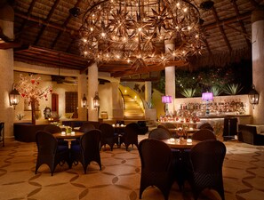 3 bars/lounges, 5 poolbars, 2 strandbars, een swim-up bar