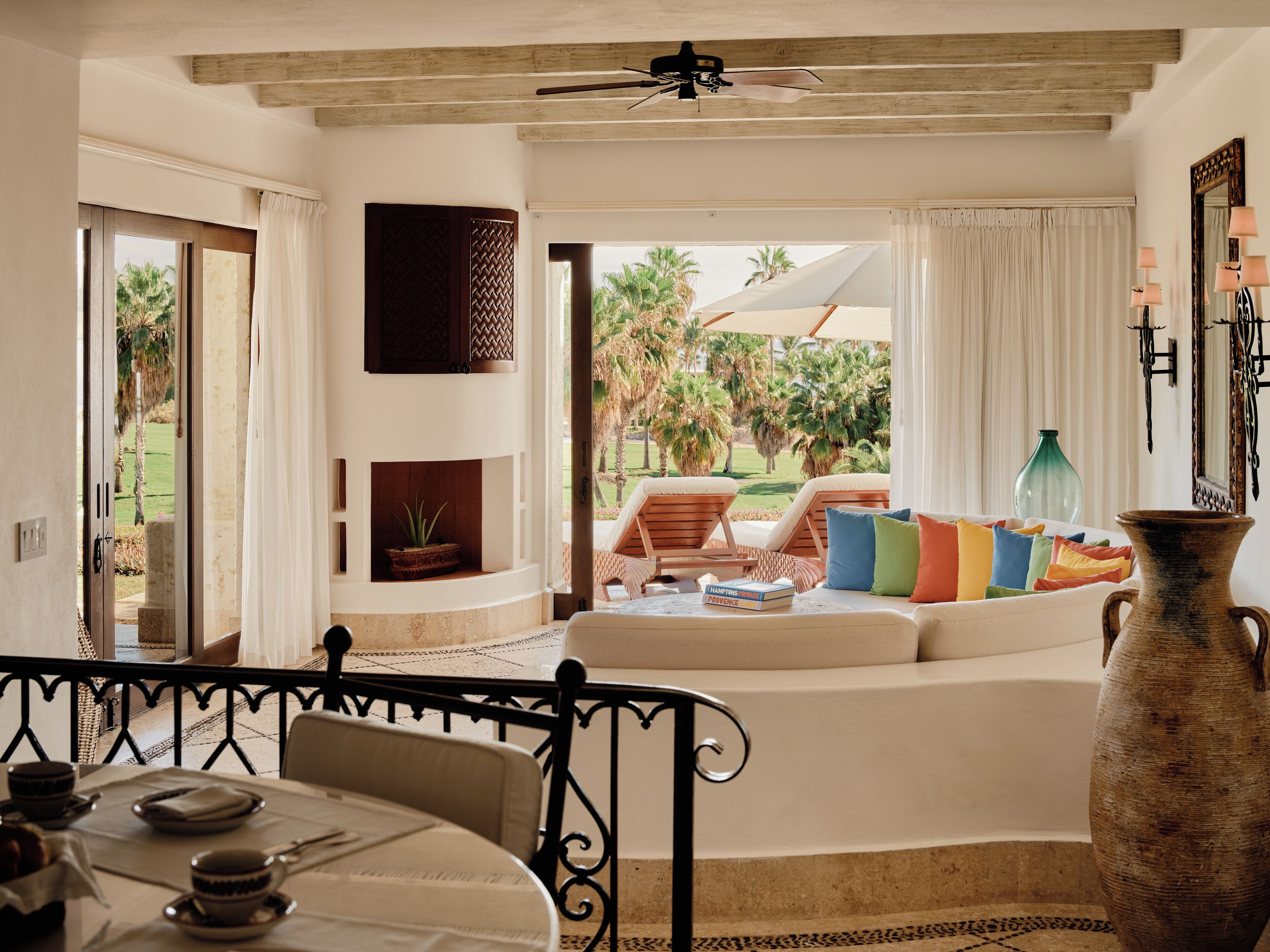 Two Bedroom Gardenview Suite | Woonruimte | Een smart-tv, een open haard, een dvd-speler en een iPod-dock