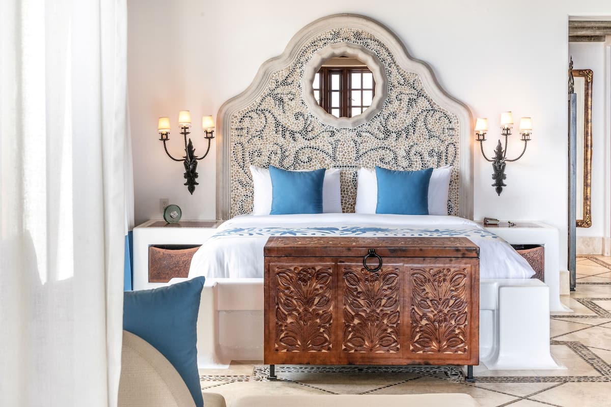 Egyptian cotton sheets, premium bedding, down comforters, pillowtop beds
