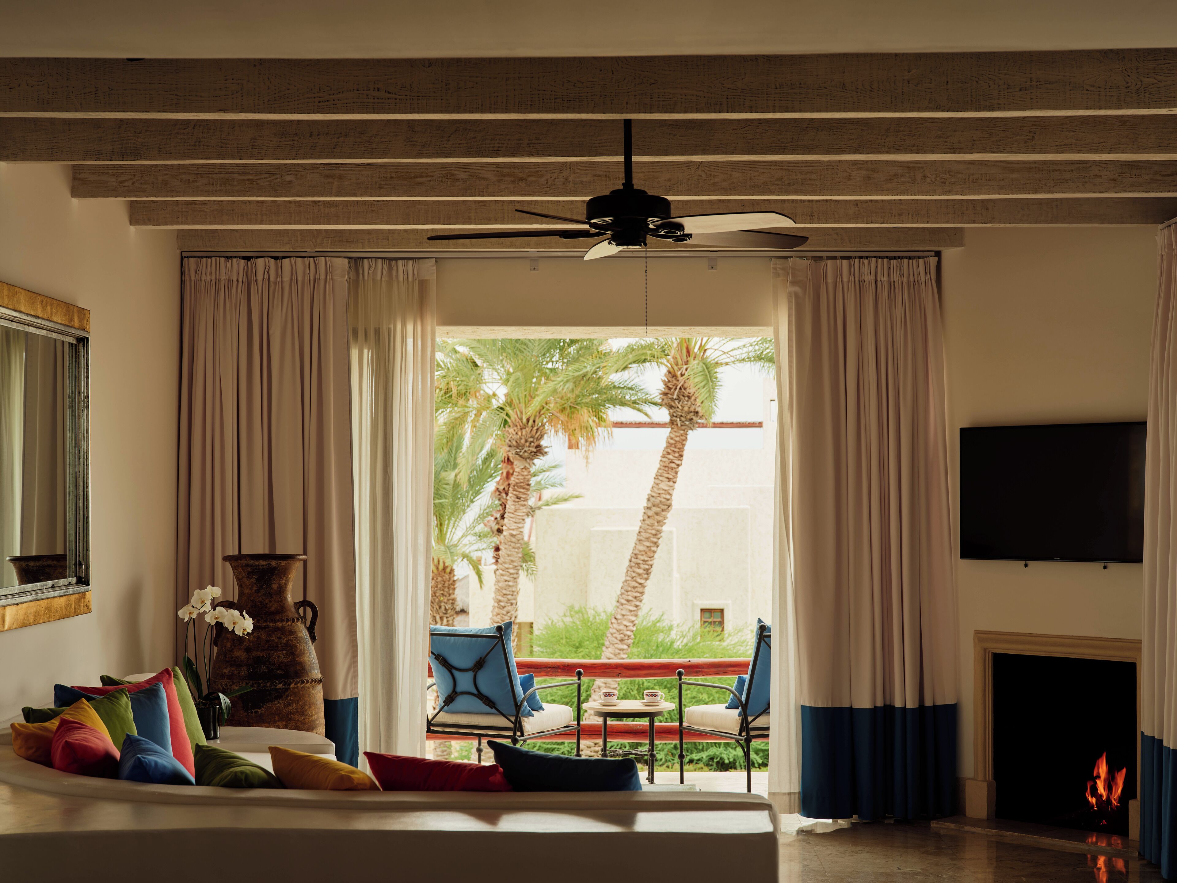 One Bedroom Garden View Residence | Área de sala de estar | Smart TV, chimenea, reproductor de DVD y estación para iPod 