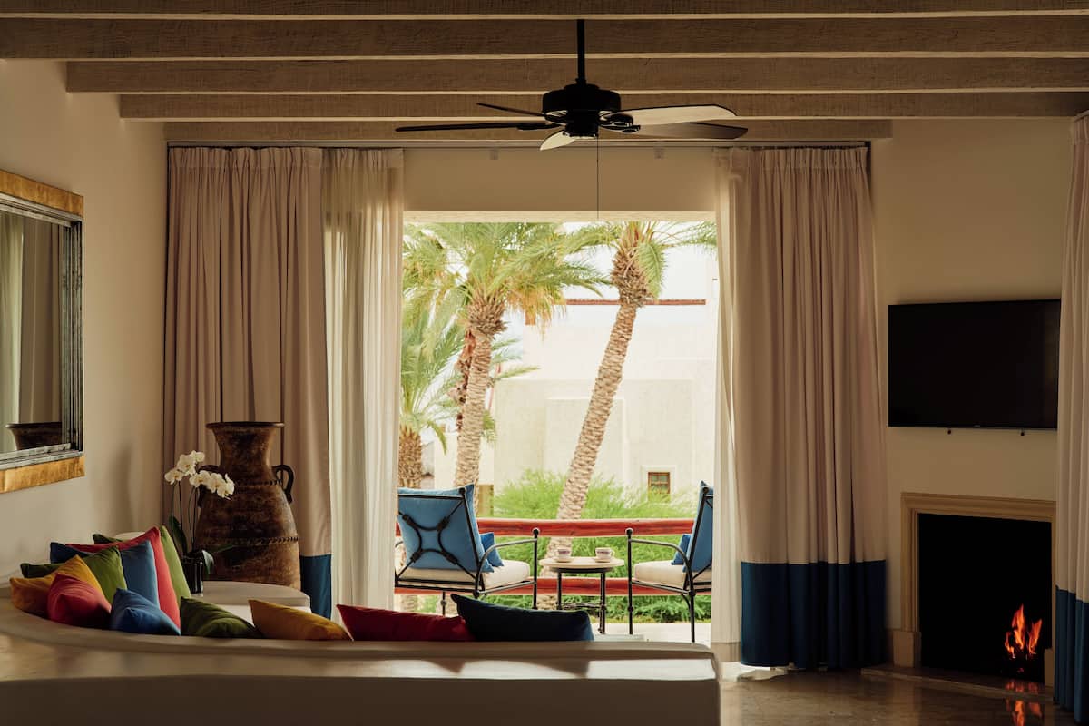 One Bedroom Garden View Residence | Área de sala de estar | Smart TV, chimenea, reproductor de DVD y estación para iPod