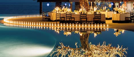 5 restaurants, breakfast, lunch, dinner served; Italian cuisine