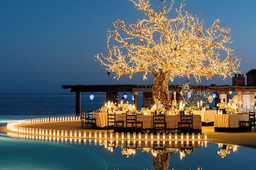 5 restaurants; breakfast, lunch, and dinner served