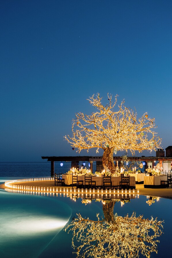 5 restaurants, breakfast, lunch, dinner served; Italian cuisine