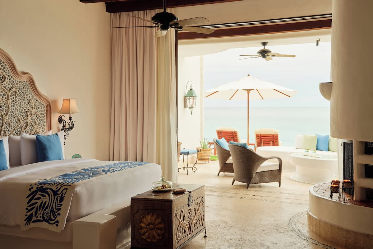 50-tums smart-tv med satellitkanaler, eldstad och dvd-spelare