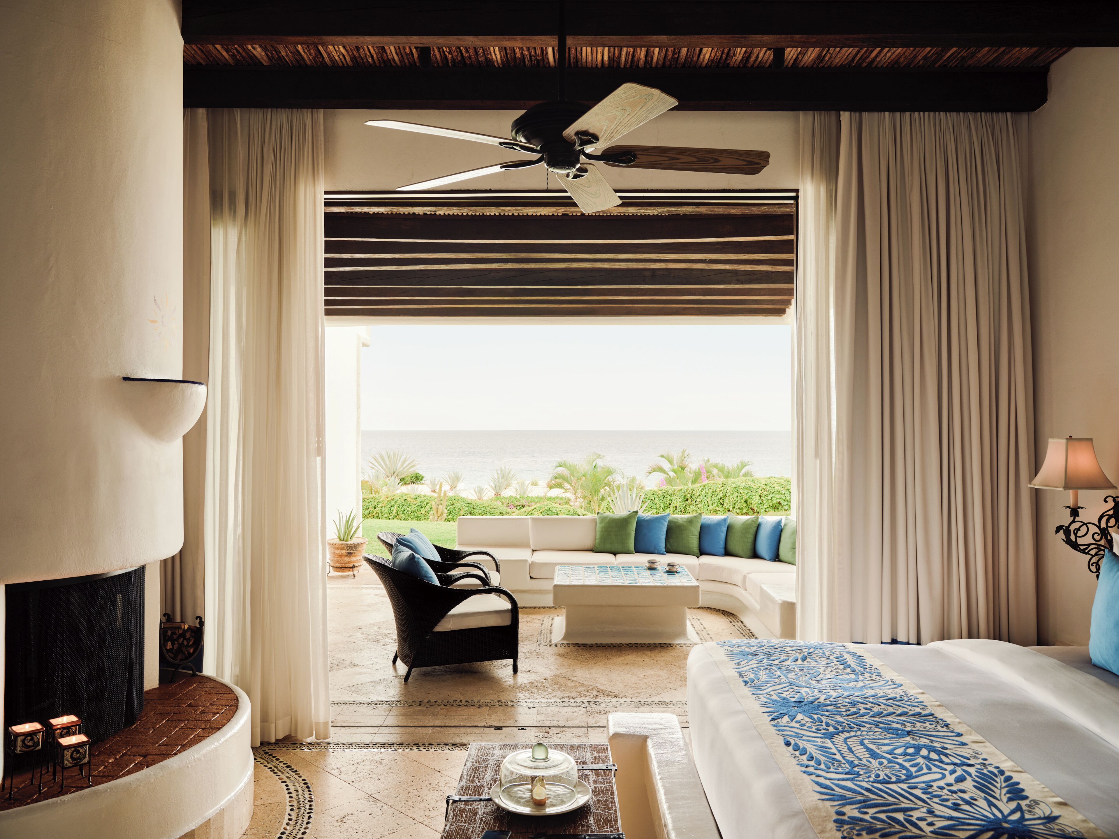 Een smart-tv, een open haard, een dvd-speler en een iPod-dock