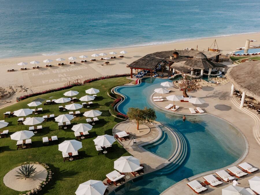 Na praia, barracas de praia (sobretaxa), espreguiçadeiras, guarda-sóis