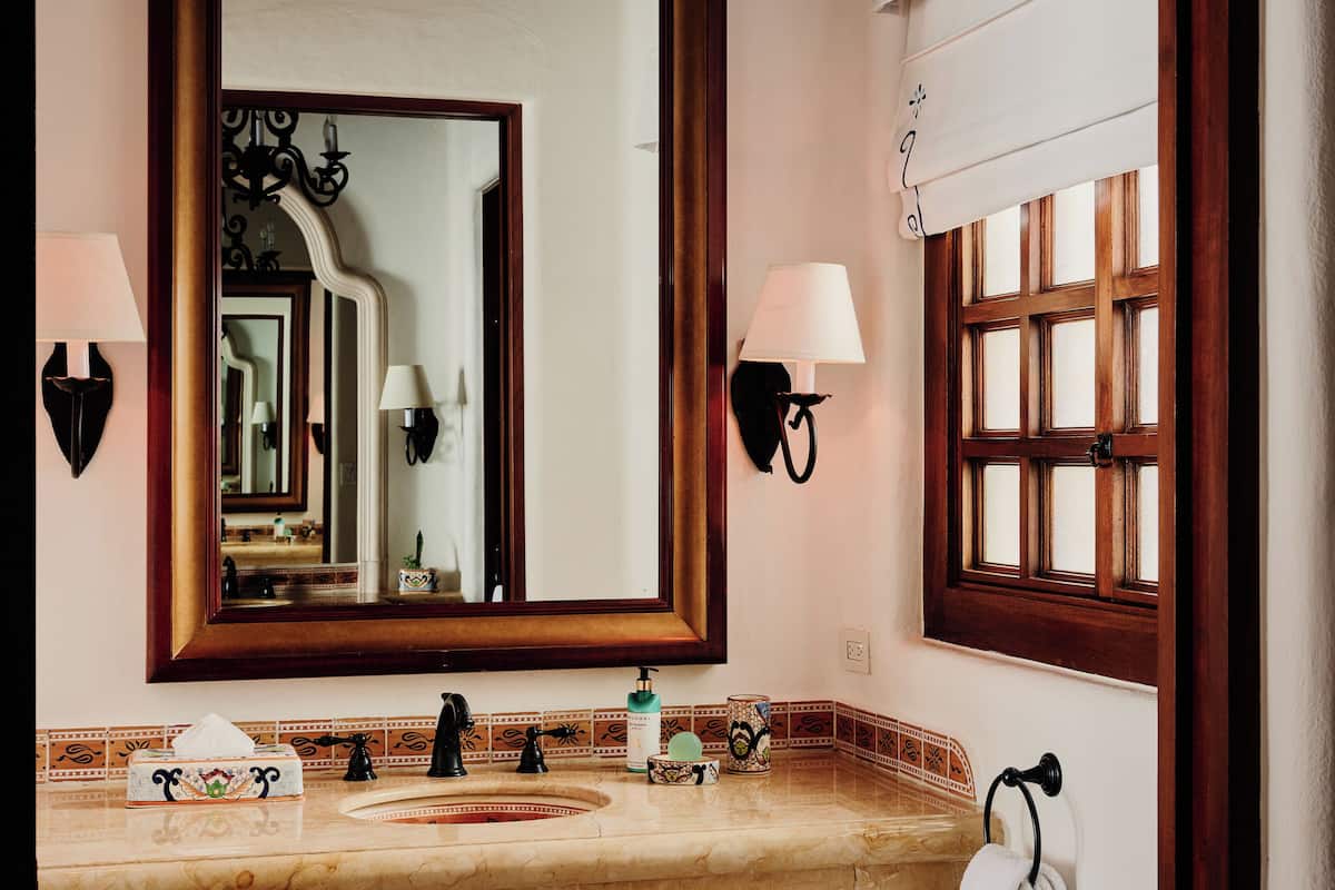 Badkar och dusch, bubbelbadkar, lyxtoalettartiklar och hårtork