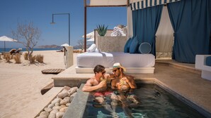 A man and woman in a hot tub with a view of the beach and mountains. - Las Ventanas al Paraiso, A Rosewood Resort (San José del Cabo)