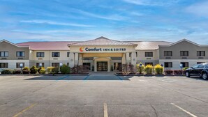 A Comfort Inn & Suites hotel with a central entrance, multiple parking spaces, and a clear sky. - Comfort Inn & Suites Leeds I-20 (Leeds)