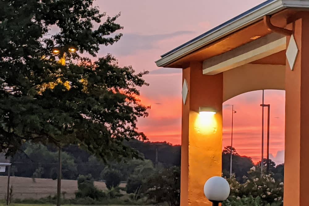 Quality Inn & Suites Decatur - Priceville I-65