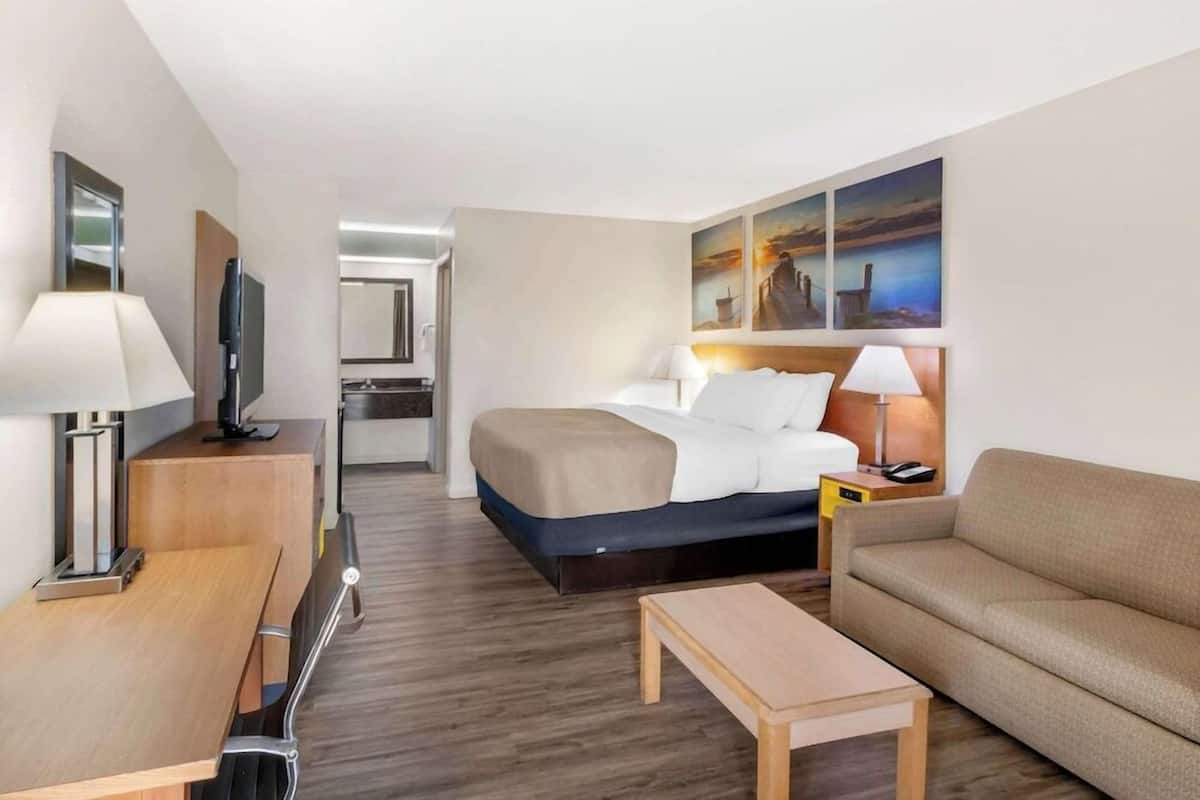 Laptop workspace, blackout curtains, iron/ironing board, free WiFi