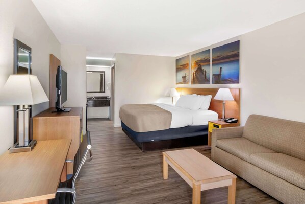 Suite, 1 cama King size, para no fumadores (Efficiency) | Espacio para trabajar con laptop y cortinas blackout 