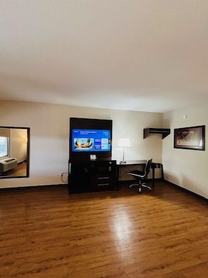 办公桌、笔记本电脑工作区、熨斗/熨衣板、免费婴儿床