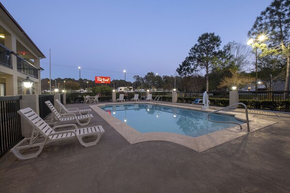 Piscina externa, guarda-sóis, espreguiçadeiras
