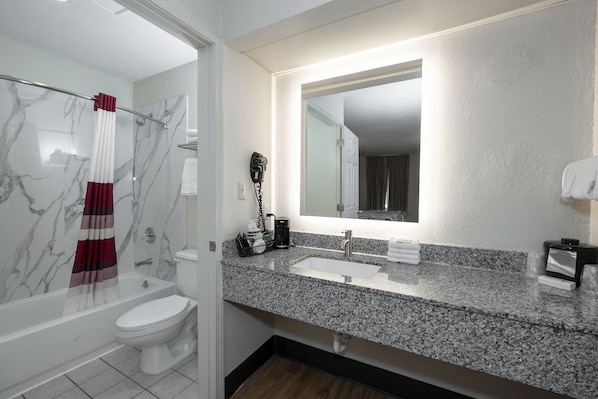 Combined shower/tub, free toiletries, hair dryer, towels