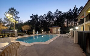 Una piscina al aire libre, sombrillas, tumbonas