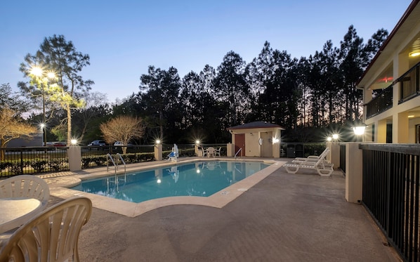 室外游泳池,池畔遮阳伞,日光浴躺椅