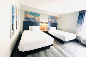 Habitación, 2 camas dobles, no fumadores (Mobility/Hearing Impaired Accessible) | Ropa de cama de alta calidad y edredones de plumas