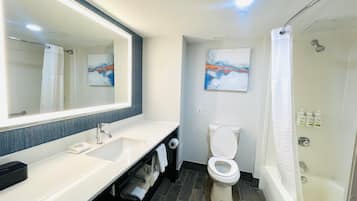 Combined shower/bathtub, free toiletries, hair dryer, towels