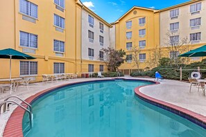 Piscina externa sazonal, funciona das 9h às 20h, guarda-sóis