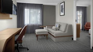 スイート キングベッド 1 台ソファーベッド付き | リビング エリア | 42 インチのスマートテレビ (ケーブル放送視聴可)、テレビ、Netflix