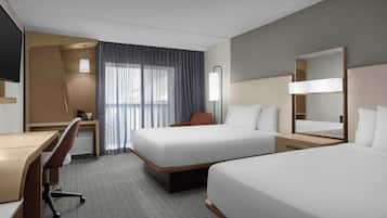 Habitación, 2 camas matrimoniales | Camas con pillow-top, escritorio y espacio para trabajar con laptop